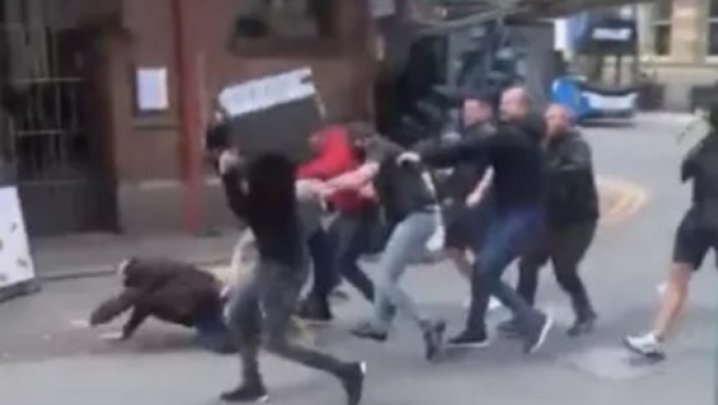 Μάντσεστερ Γιουνάιτεντ-Λιντς: Οπαδοί έδειραν... δικό τους σε απίστευτο ξύλο (vid)