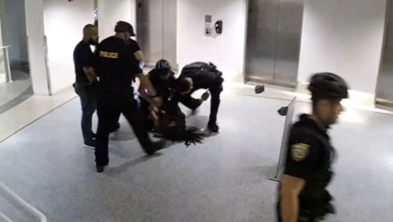 Αδιανόητο ξύλο αστυνομικών στις ΗΠΑ σε μαύρο οδηγό σκούτερ (vid)
