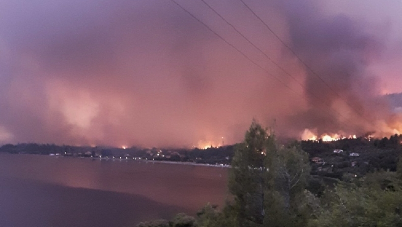 Μάχη με τις αναζωπυρώσεις στην Εύβοια, κάηκαν πάνω από 150 σπίτια (vids)