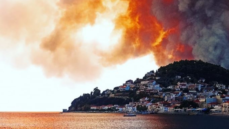 Κοκκίνισε ο ουρανός από τη φωτιά στη Λίμνη της Εύβοιας (pic)