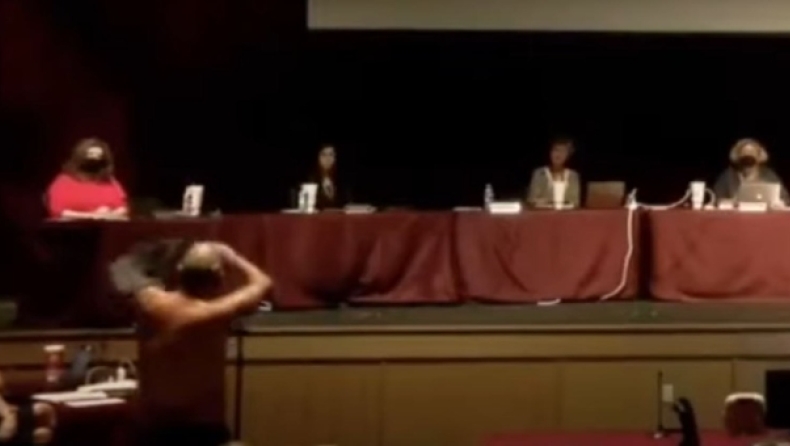 Πατέρας γδύθηκε μπροστά στο σχολικό συμβούλιο για την υπεράσπιση της μάσκας (vid)