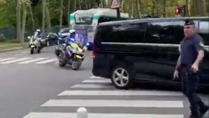 Μέσι - Παρί: «Έκλεισαν» οι δρόμοι του Παρισιού, με κομβόι και αστυνομία για τα ιατρικά τεστ (vid)
