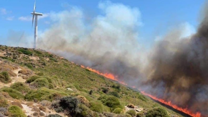 Φωτιά στην Εύβοια: Εκκενώνονται χωριά στα Μεσοχώρια Καρύστου (vid)