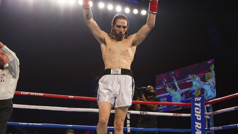 Ο εγγονός του Μοχάμεντ Αλι, Νίκο, ξεκίνησε την καριέρα του βγάζοντας νοκ άουτ τον αντίπαλό του (vid)