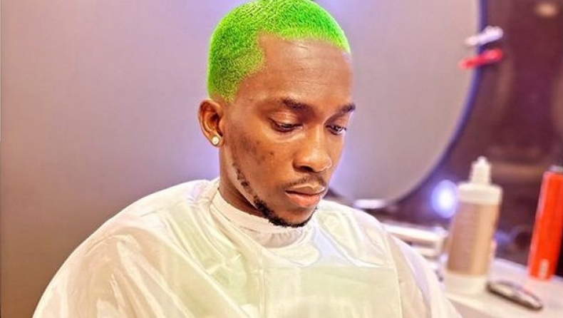 Ολυμπιακός: Ο Ονιεκούρου έβαψε τα μαλλιά του πράσινα και φωτογραφήθηκε με φανέλα των Σέλτικς