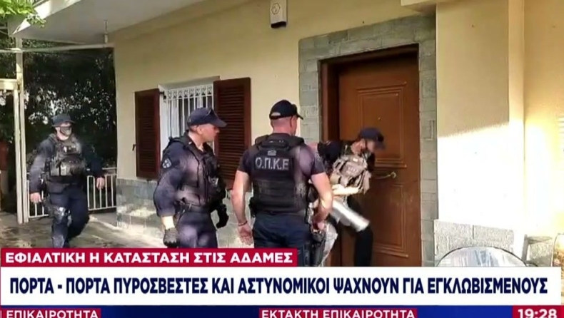 Η στιγμή που η ΟΠΚΕ προσπαθεί να σπάσει την πόρτα σπιτιού μετά από δήλωση για εγκλωβισμένους (vid)