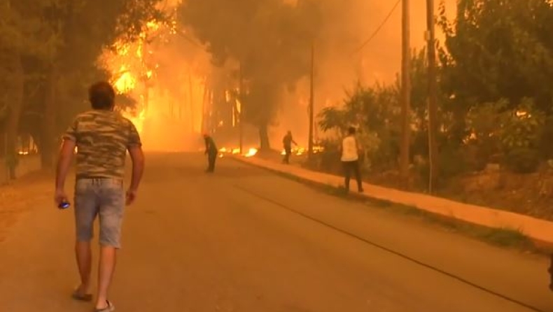 Στο έλεος της φωτιάς το Πευκί, οι κάτοικοι παλεύουν μόνοι τους με τις φλόγες (vid)
