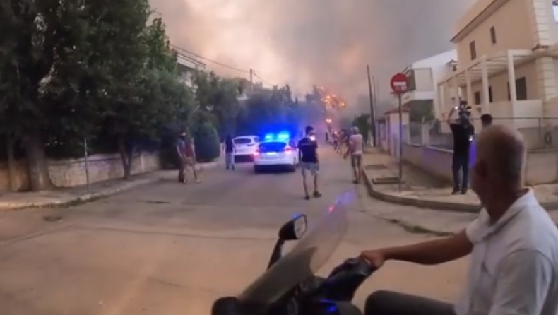 Αγανακτισμένος κάτοικος στην Βαρυμπόμπη: «Ένα πυροσβεστικό δεν υπάρχει, μόνο περιπολικά» (vid)