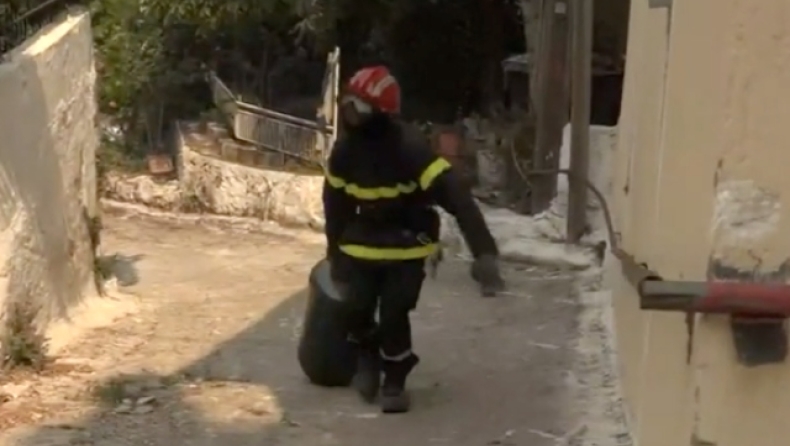Πυροσβέστες απομακρύνουν φιάλες υγραερίου, συνεχόμενες εκρήξεις (vid)