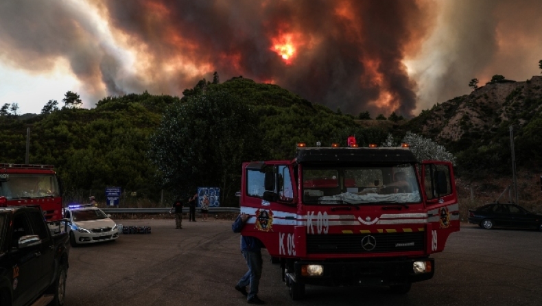 Φωτιά στην Αττική: Έκρηξη σε κοντέινερ «τίναξε» πυροσβέστες (vid)