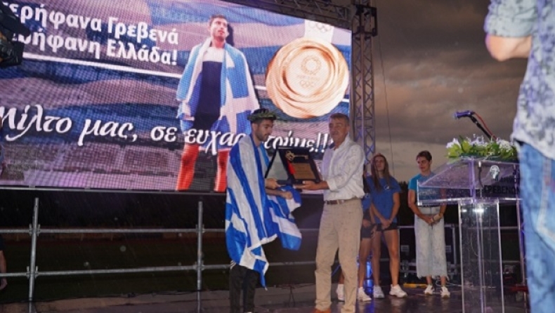 Υποδοχή ήρωα για τον Τεντόγλου στα Γρεβενά, έδωσαν το όνομά του στο στάδιο (vid)