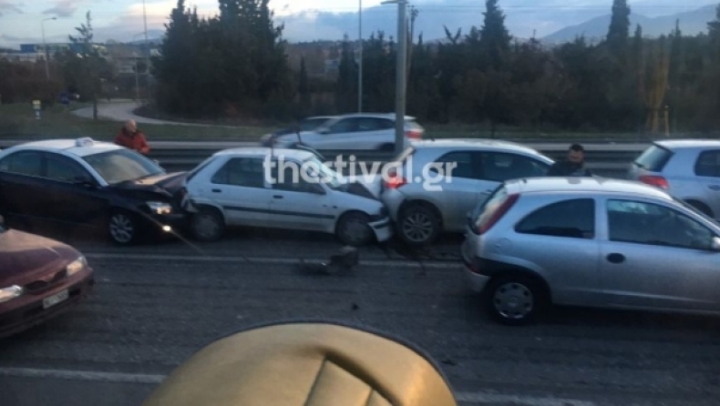 Καραμπόλες με εμπλεκόμενα 10 αυτοκίνητα στη Θεσσαλονίκη 