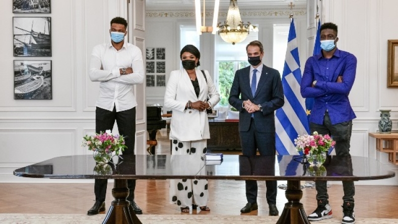 Αντετοκούνμπο: Με σουβλάκια γιόρτασε την ελληνική ιθαγένεια η οικογένεια του Γιάννη (vid)