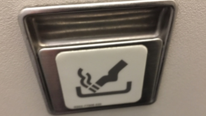 Αεροσυνοδός εξήγησε γιατί υπάρχουν τασάκια στα νέα αεροπλάνα αφού απαγορεύεται το κάπνισμα (vid)