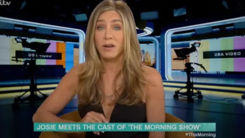 H Jennifer Aniston νόμιζε πως την ρώτησαν live σε εκπομπή αν είναι πόρνη (vid)