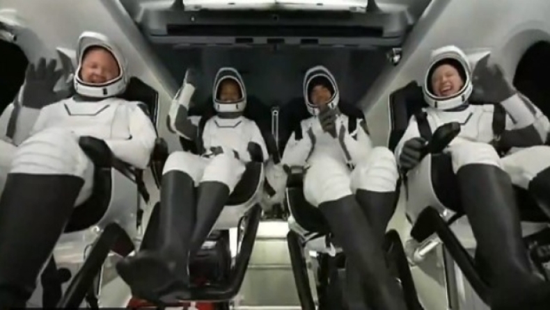 SpaceX: Επέστρεψαν στη γη οι «τουρίστες» του διαστήματος, πλάνα από την προσθαλάσσωση (vid)