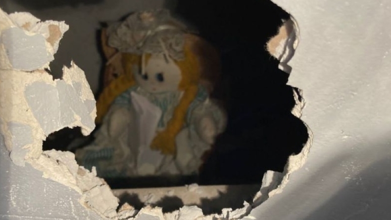 Μπήκε στο νέο του σπίτι και ανακάλυψε ανατριχιαστική κούκλα με σημείωμα: «Σκότωσα τους προηγούμενους ιδιοκτήτες» 