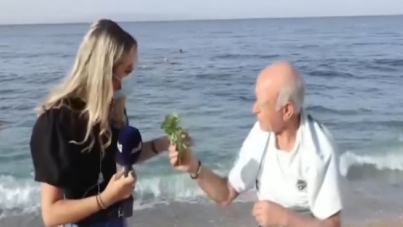 Γλυκύτατος ηλικιωμένος έδωσε λουλούδι σε δημοσιογράφο του ΑΝΤ1 που έκανε ρεπορτάζ στην παραλία (vid)