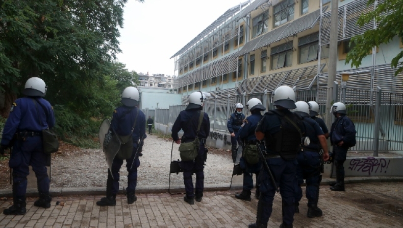 Τρεις συλλήψεις στο ΕΠΑΛ Σταυρούπολης: Μαθητές με μαχαίρι και κόφτη (vid)
