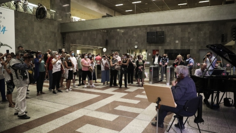 «Συναυλία» στο μετρό του Συντάγματος για τον Μίκη Θεοδωράκη (pics & vid)