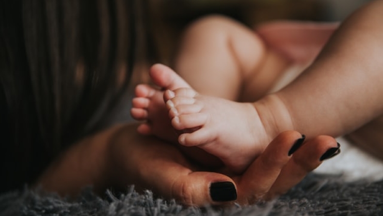 Οδηγός βρήκε μωρό να μπουσουλάει μεσάνυχτα σε δρόμο της Ελασσόνας