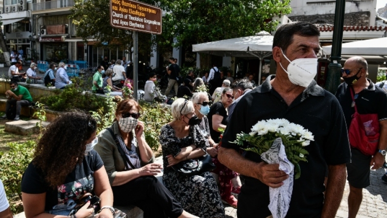 Ξεκίνησε στη Μητρόπολη Αθηνών το λαϊκό προσκύνημα στον σπουδαίο Μίκη Θεοδωράκη (pics & vid)