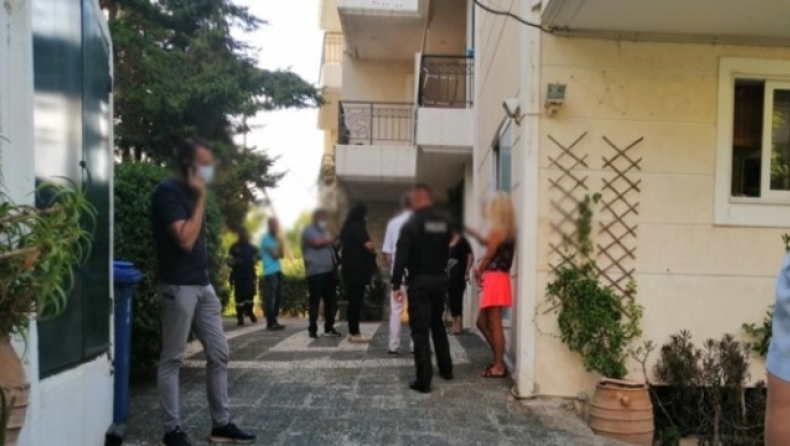 Άνδρας βρέθηκε κρεμασμένος από μπαλκόνι πολυκατοικίας στην Ραφήνα (pics & vid)