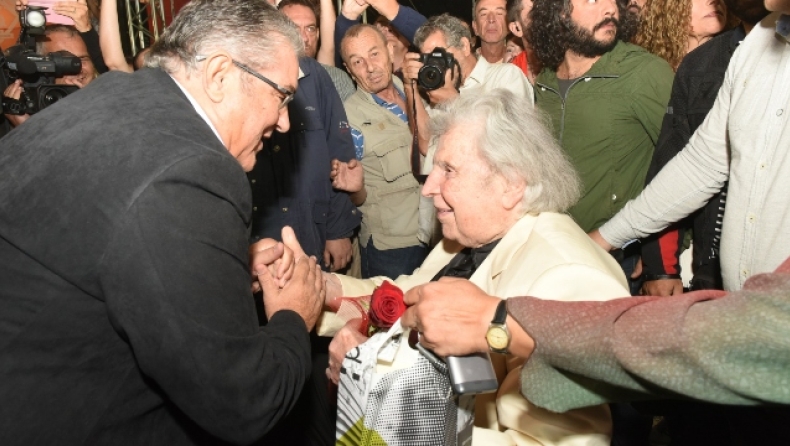 Η επιστολή Θεοδωράκη σε Κουτσούμπα: «Θέλω να αφήσω τον κόσμο αυτόν σαν κομμουνιστής» (pic & vid)