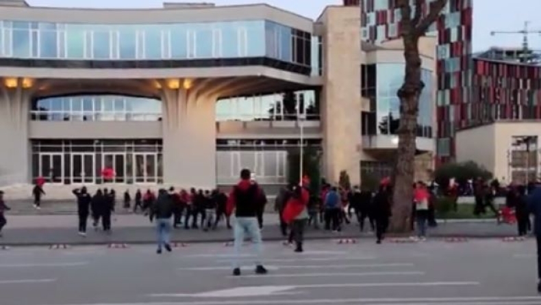 Αλβανία - Πολωνία: Επεισόδια πριν τον αγώνα στην πλατεία Τερέζα (vid)