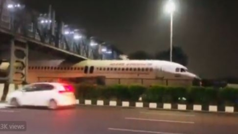 Αεροπλάνο της Air India κόλλησε κάτω από γέφυρα (vid)