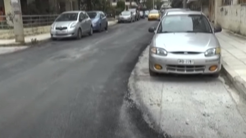 Στις Σέρρες ασφαλτόστρωσαν τον μισό δρόμο επειδή είχαν παρκάρει αυτοκίνητα (vid)