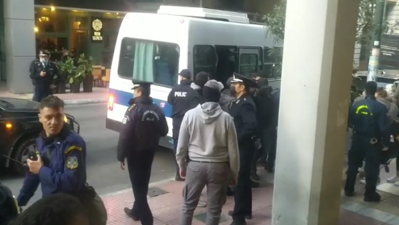 Με χειροπέδες οι ΔΙΑΣ στην εισαγγελία Πειραιά: «Ήρωες» φώναζε ο κόσμος (vid)