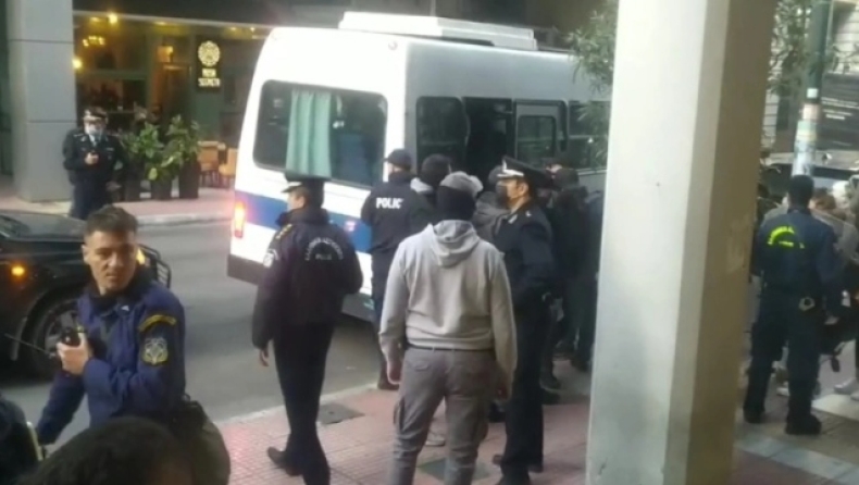 Πέραμα: Ελεύθεροι χωρίς περιοριστικούς όρους οι επτά αστυνομικοί και οι δύο ανήλικοι Ρομά