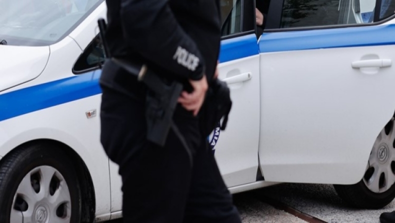 Πρωτοφανής γκάφα από αστυνομικό, πυροβόλησε κατά λάθος δύο φορές μέσα σε Τμήμα της Αθήνας (vid)