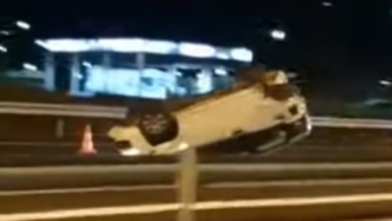 Σοκαριστικό τροχαίο στο Ηράκλειο: Το αυτοκίνητο «προσγειώθηκε» στο δρόμο με την οροφή (vid)