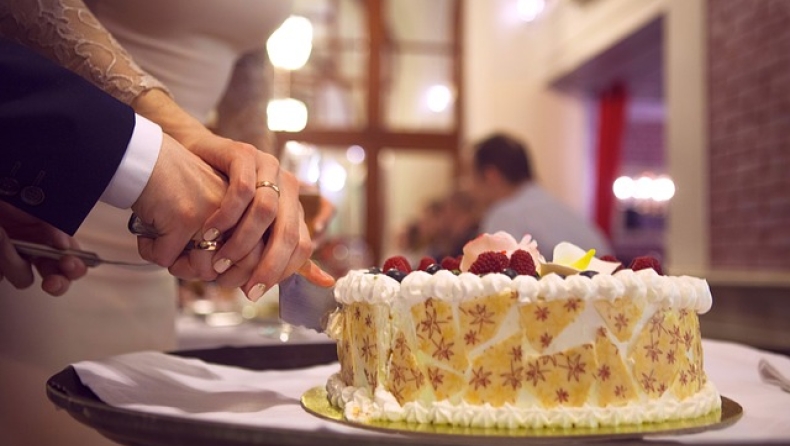 Νεόνυμφοι ζήτησαν από καλεσμένο να πληρώσει και για το έξτρα κομμάτι τούρτας που πήρε