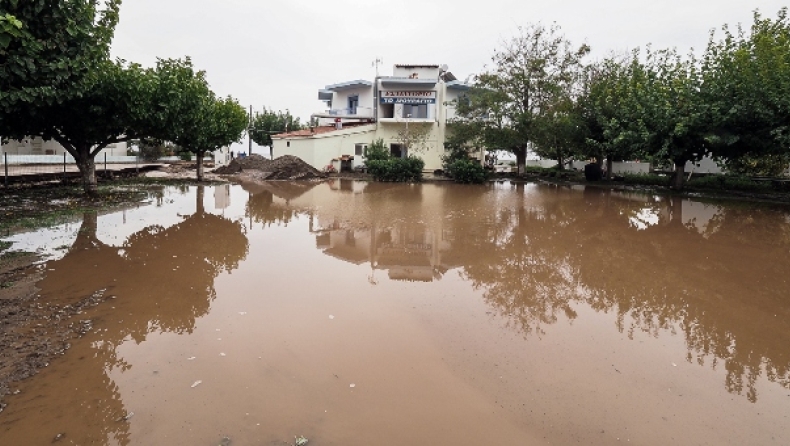Μαρτυρία τουρίστριας που σώθηκε στην Εύβοια από τις πλημμύρες: «Δεμένος με σχοινί πήρε πρώτα τα παιδιά» (vid)