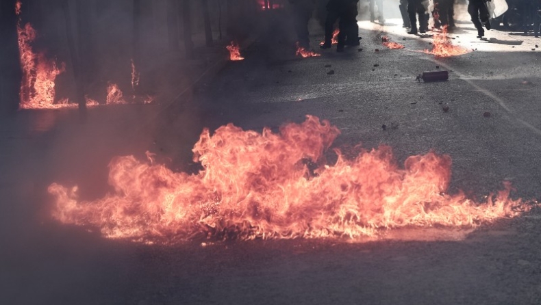 Πυροβολισμοί εναντίον αστυνομικών σε συγκέντρωση Ρομά στα Μέγαρα: 1 τραυματίας (vid)