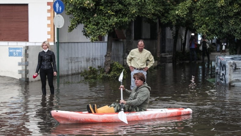 Στον Κολωνό βγήκαν βόλτα με κανό στους πλημμυρισμένους δρόμους (vid)