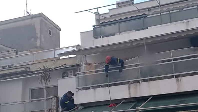 Πυροσβέστες προσπαθούν να σώσουν κουνέλι από μπαλκόνι στη Λαμία (vid)