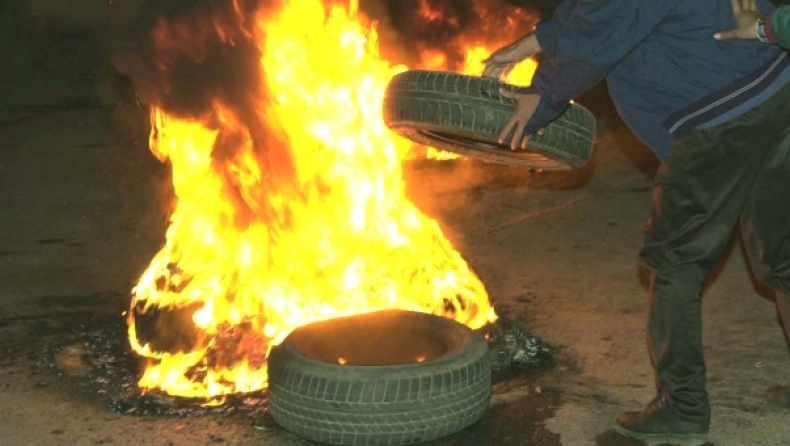 Ένταση στον Ασπρόπυργο από Ρομά: Δεκάδες άτομα έκαψαν λάστιχα 