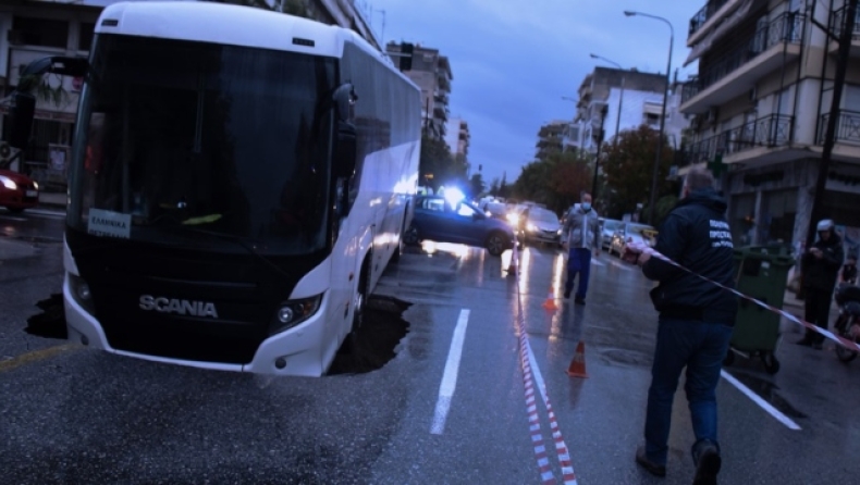 Η γη «κατάπιε» λεωφορείο στην Θεσσαλονίκη, κούφιο το έδαφος κάτω από το οδόστρωμα (vid)