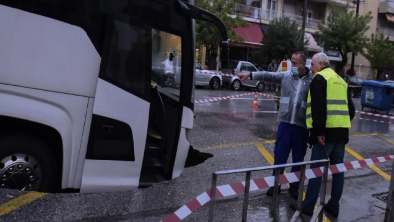Δήμος Καλαμαριάς για λεωφορείο που «κατάπιε» η γη: «Σε αγωγό του 1999, οφείλεται η υποχώρηση του οδοστρώματος»