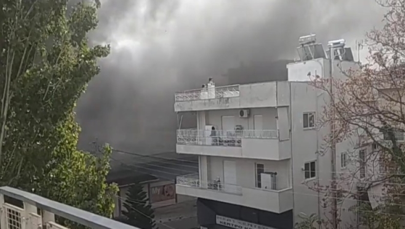 Μεγάλη πυρκαγιά σε συνεργείο αυτοκινήτων στο Μαρούσι (vid)