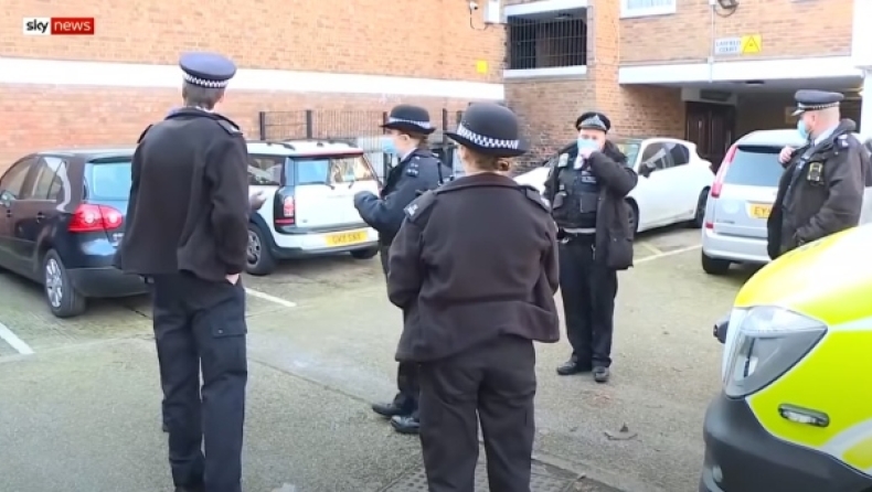 Αντιδράσεις για τη «συμβουλή» της αστυνομίας Λονδίνου: «Οι γυναίκες πρέπει να τρέξουν μακριά εάν αισθάνονται ανασφαλείς με έναν αστυνομικό» 