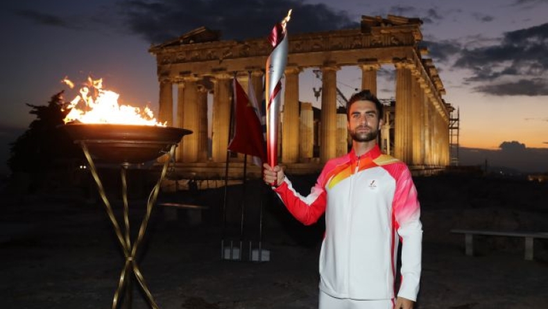 Ο Ντούσκος άναψε με την Ολυμπιακή Φλόγα τον βωμό στην Ακρόπολη 
