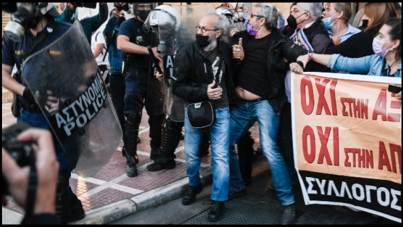 Ένταση μεταξύ διαδηλωτών αστυνομίας στο Πανεκπαιδευτικό συλλαλητήριο στο κέντρο της Αθήνας 