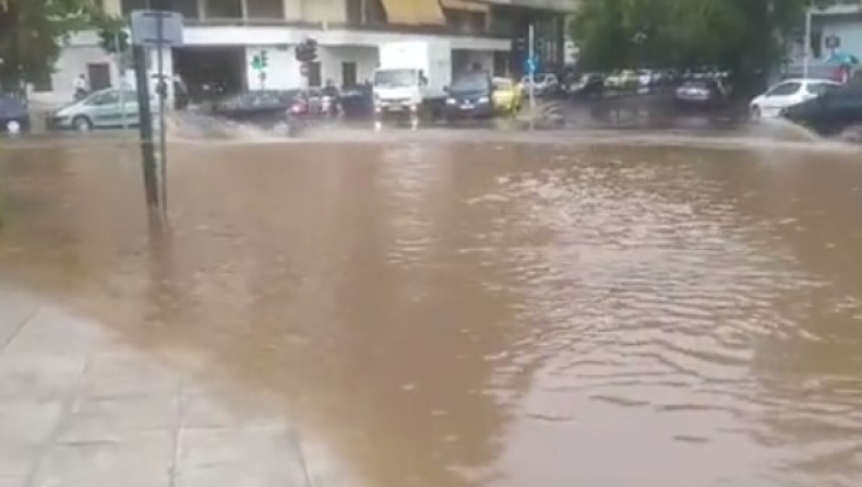 Πλημμύρισε όλη η Αθήνα: Πολλές γειτονιές θύμιζαν παραθαλάσσιες περιοχές (vid)