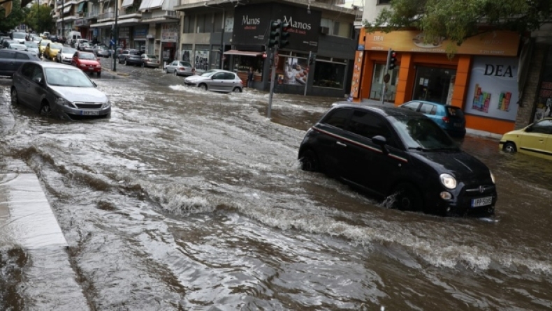 «Σφυροκοπά» ο «Μπάλλος»: «Σε 6 ώρες έπεσε το 1/3 της ετήσιας βροχόπτωσης στην Αττική», δύσκολο το επόμενο 24ωρο (vid)