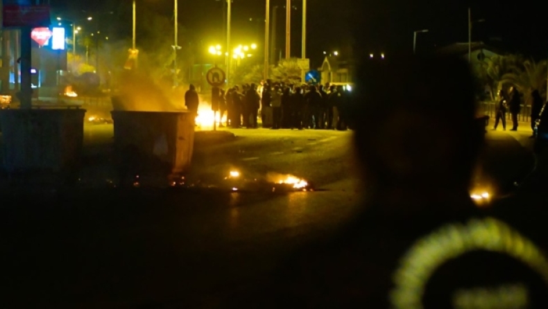 Μπλόκο από Ρομά στην Πατρών-Πύργου: Έκλεισαν τον δρόμο και καίνε λάστιχα (vid)